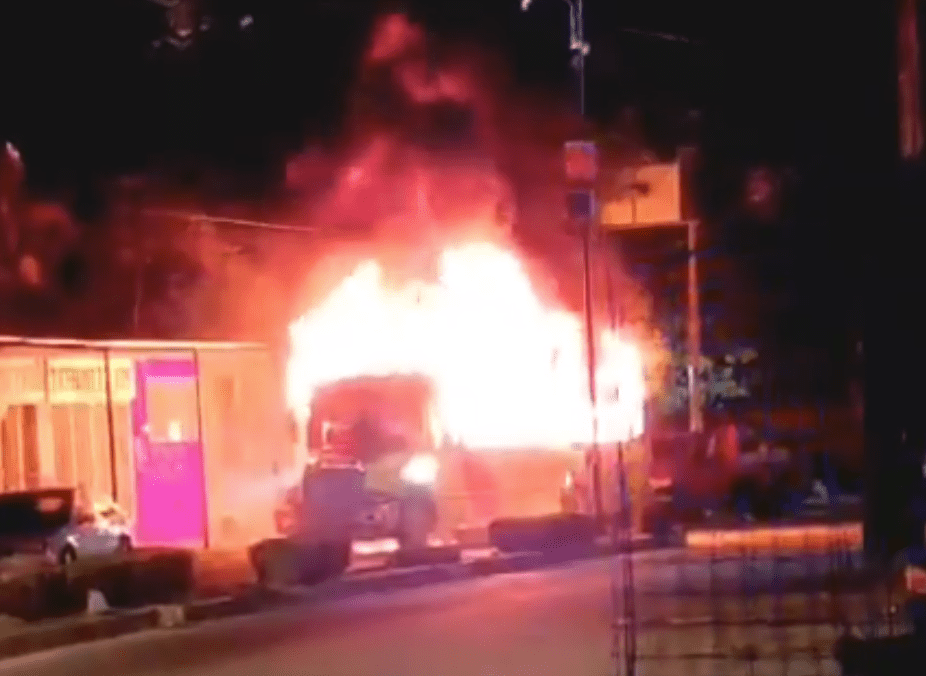 Hallan 5 cuerpos calcinados en autobús incendiado en Acapulco. (Pic. Redes)